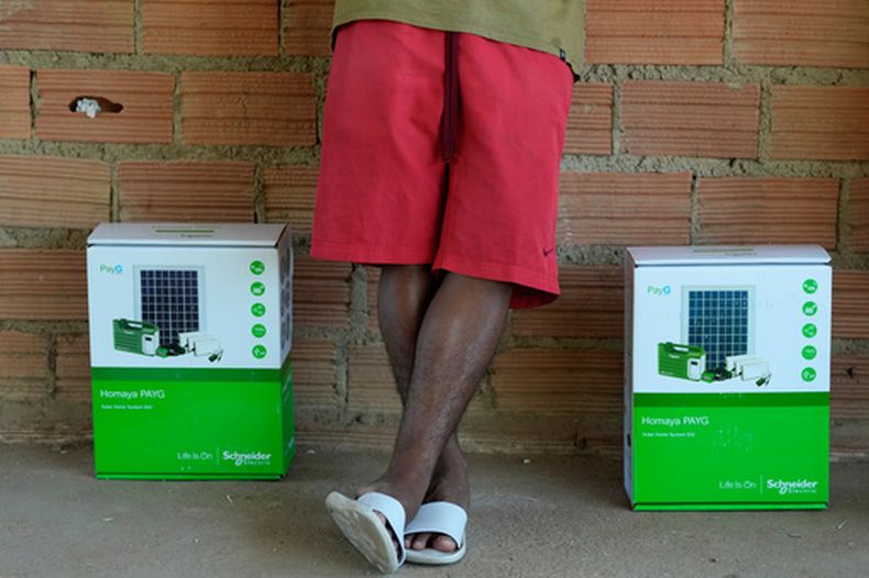 Un miembro de la tribu indígena Arapium con cajas donadas de equipos para sistemas de energía solar en la región de Nova Sociedade, cerca de Santarem, estado de Pará, Brasil, el 3 de septiembre del 2026. (AP foto/Andre Penner)
