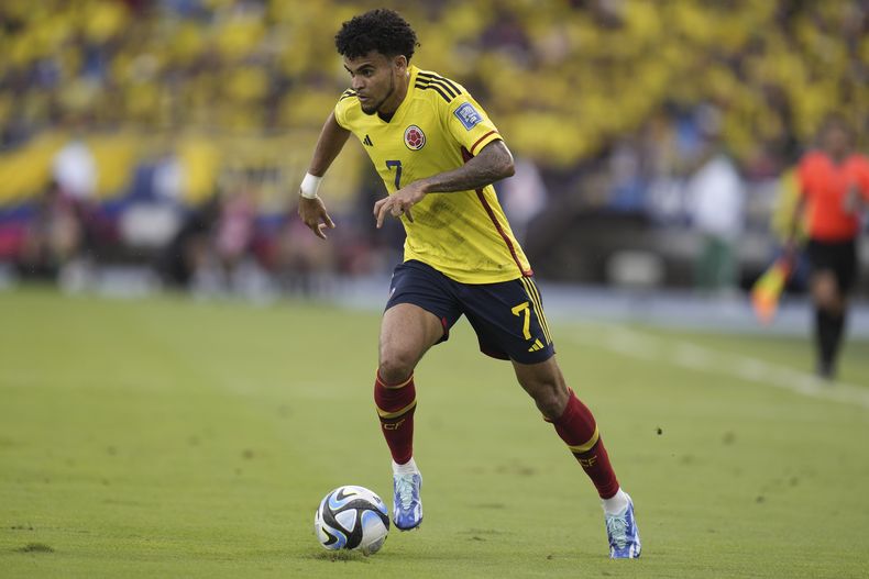El delantero colombiano Luis Díaz durante el partido contra Uruguay por las eliminatorias del Mundial, el jueves 12 de octubre de 2023, en Barranquilla. (AP Foto/Fernando Vergara)