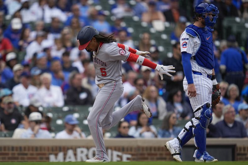 CJ Abrams (5) de los Nacionales de Chicago anota una carrera frente a Carson Kelly (15), receptor de los Cachorros de Chicago, el sábado 6 de septiembre de 2025, en Chicago. (AP Foto/Erin Hooley)