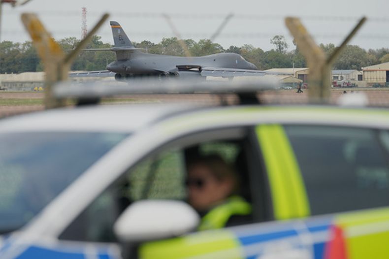 Un bombardero B1 se prepara para despegar mientras agentes de policía mantienen un puesto de control cerca de la Base Aérea Fairford de la RAF, en Fairford, Inglaterra, el 29 de septiembre de 2026. (AP Foto/Alastair Grant)