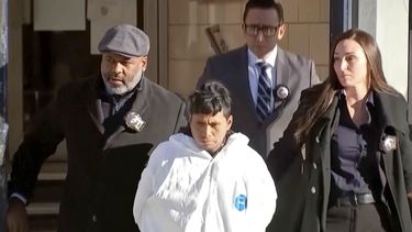 El sospechoso Sebastián Zapeta, según lo identificó la policía, enfrenta cargos de homicidio e incendio provocado en la ciudad de Nueva York por presuntamente prenderle fuego a una mujer dentro de un tren del metro y luego verla morir, según dijeron fuentes policiales el lunes 23 de diciembre de 2024, en Nueva York. Zapeta aparece al centro, en primer plano. (WABC-TV vía AP)