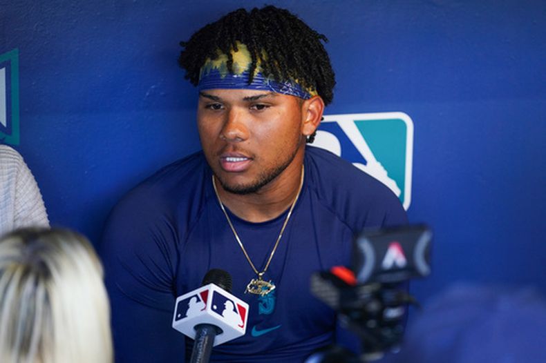 El campocorto de los Marineros de Seattle, Michael Arroyo asiste a una conferencia de prensa en el dugout antes de su debut en Grandes Ligas contra los Atléticos, el domingo 6 de septiembre de 2026, en Seattle. (AP Foto/Eric Hiller)
