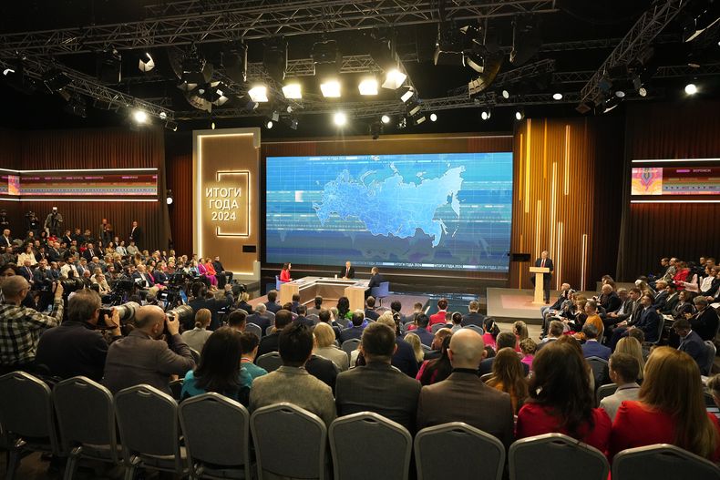 El presidente de Rusia, Vladimir Putin, interviene en su conferencia de prensa anual en Gostinny Dvor, Moscú, el 19 de diciembre de 2024. (AP Foto/Alexander Zemlianichenko)