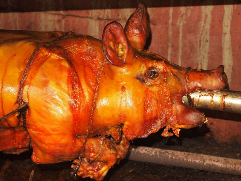 El cerdo asado al estilo cubano es un plato que se consume con mucha frecuencia en la isla. Por lo general, la costumbre es que se haga principalmente en Noche Buena. Esta es la época del año en la que más se consume&nbsp;puerco asado cuba