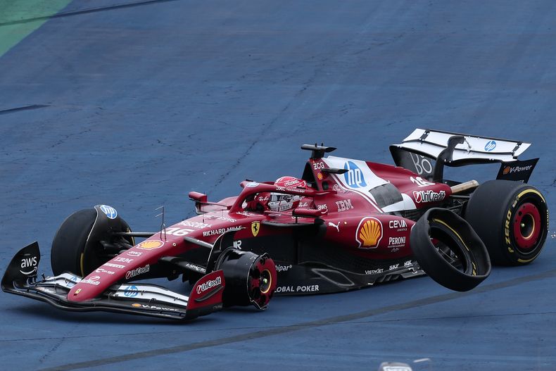 El piloto de Ferrari Charles Leclerc de Mónaco pierde su neumático durante el Gran Premio de Brasil en Interlagos el domingo 9 de noviembre del 2025. (AP Foto/Ettore Chiereguini)