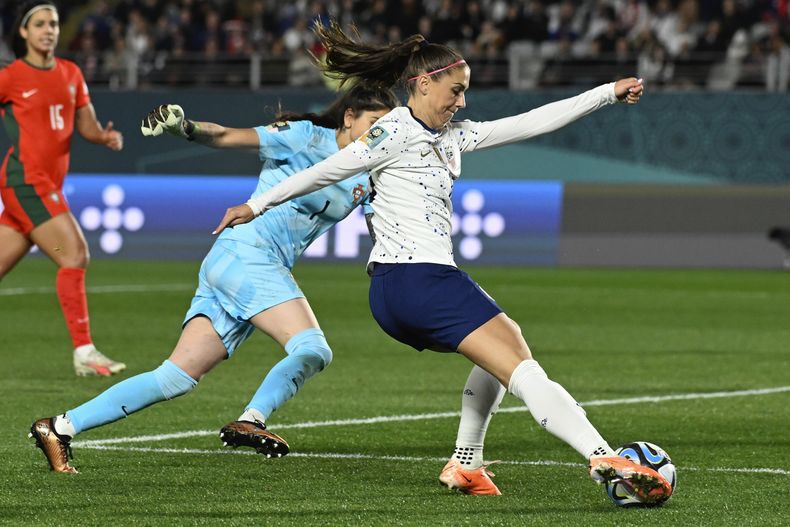 Alex Morgan, de la selección de Estados Unidos, tira a gol durante el partido del Mundial ante las portuguesas, el martes 1 de agosto de 2023, en Auckland, Nueva Zelanda (AP Foto/Andrew Cornaga)