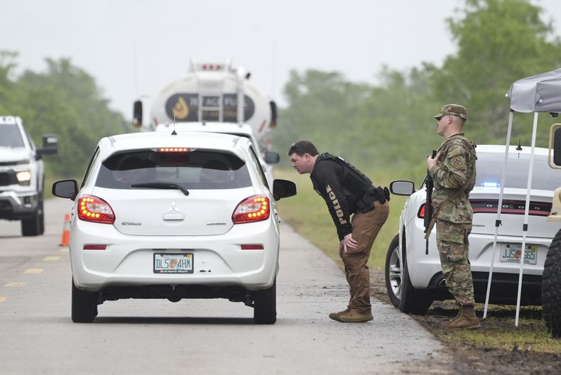La policía registra vehículos cerca del centro de detención de inmigrantes en la Instalación Dade-Collier en Ochopee, Florida, el 2 de julio del 2025. (AP foto/Marta Lavandier)