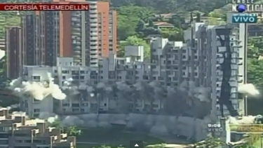 americateve | Hace un año, parte del complejo residencial se derrumbó en Colombia por fallas estructurales y mató a 12 personas. La demolición duró 6 segundos
