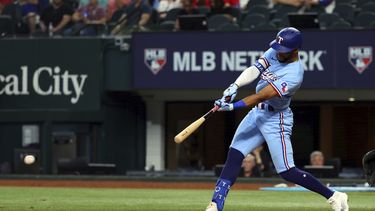 Leody Taveras, de los Rangers de Texas, batea sencillo para impulsar la carrera de le ventaja en contra de los Azulejos de Toronto en la quinta entrada del juego de béisbol, el domingo 18 de junio de 2023, en Arlington, Texas. (AP Foto/Richard W. Rodriguez)