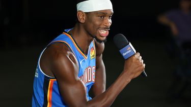 El jugador del Thunder de Oklahoma City, Shai Gilgeous-Alexander, concede una entrevista durante el día de medios del equipo de baloncesto de la NBA, el 28 de septiembre de 2026, en Oklahoma City. (Foto AP/Nate Billings)