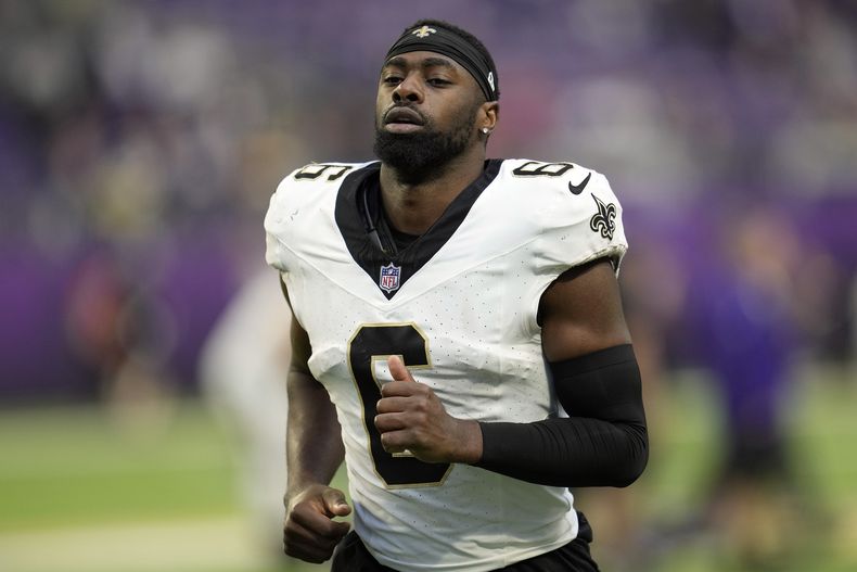 ARCHIVO - El safety Marcus Maye, de los Saints de Nueva Orleans, trota para salir del campo después del partido de la NFL en contra de los Vikings de Minnesota, el 12 de noviembre de 2023, en Minneapolis. Los Dolphins de Miami pactaron firmar a Maye el lunes 10 de junio de 2024, dijo una persona con conocimiento de la negociación a The Associated Press. (AP Foto/Abbie Parr, Archivo)