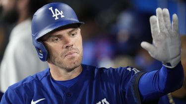 Freddie Freeman, de los Dodgers de Los Ángeles, festeja en la cueva luego de conectar un jonrón ante los Atléticos de Oakland, el jueves 3 de agosto de 2023 (AP Foto/Ashley Landis)