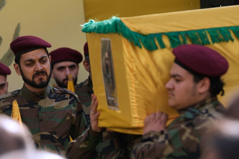Partidarios de Hezbollah llevan el ataúd de un combatiente que murió durante el ataque que mató al comandante militar del grupo Haytham Tabtabai, en un suburbio del sur de Beirut el 24 de noviembre del 2025. (AP foto/Hussein Malla)