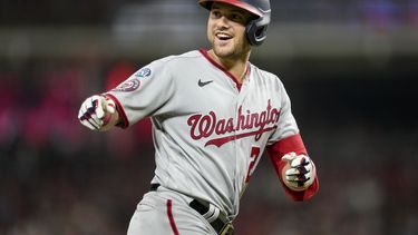 Lane Thomas, de los Nacionales de Washington, recorre las bases luego de conseguir un jonrón de dos carreras en la décima entrada del duelo ante los Rojos de Cincinnati, el viernes 4 de agosto de 2023 (AP Foto/Jeff Dean)