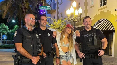 jennifer lopez se toma el tiempo para tomarse una foto con la policia mientras filma el ultimo video musical en miami beach