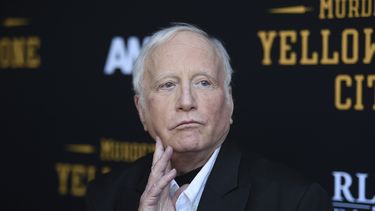 ARCHIVO - Richard Dreyfuss llega al estreno en Los Ángeles de Murder at Yellowstone City el jueves 23 de junio de 2022 en el Harmony Gold Theatre de Los Ángeles. Un foro emitió una disculpa, el sábado 25 de mayo de 2024, por los comentarios hechos por Dreyfuss, quien se presentó con un vestido en un evento temático de la película Tiburón e hizo comentarios degradantes para las mujeres y la comunidad LGBTQ. (Foto Richard Shotwell/Invision/AP, archivo)