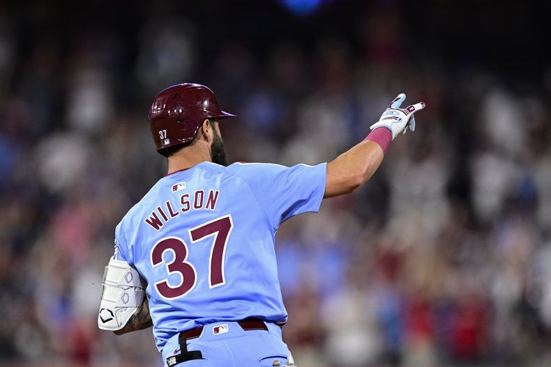 Weston Wilson, de los Filis de Filadelfia, festeja luego de conseguir un jonrón en el encuentro del jueves 15 de agosto de 2024, ante los Nacionales de Washington (AP Foto/Derik Hamilton)