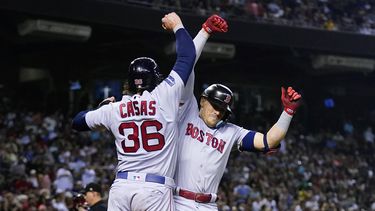 Enrique Hernández, derecha, de Medias Rojas de Boston, celebra su cuadrangular de dos carreras en contra de los Diamondbacks de Arizona, con Triston Casas (36) durante la cuarta entrada del juego de béisbol, el viernes 26 de mayo de 2023, en Phoenix. (AP Foto/Ross D. Franklin)