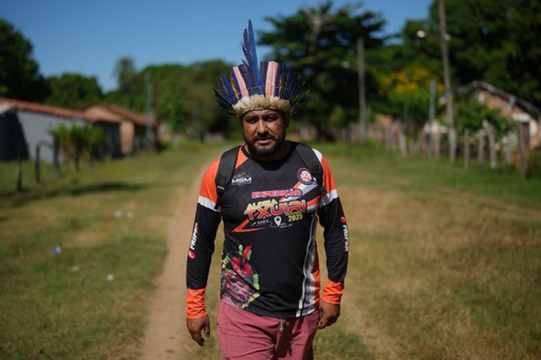 El jefe indígena Cleiton Javae camina en su comunidad en el poblado Txuiri en la isla Bananal, en Formoso do Araguaia, estado Tocantins, Brasil, el jueves 21 de mayo de 2026. (AP Foto/Andre Penner)