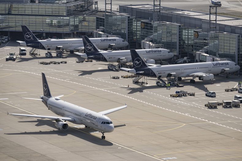 ARCHIVO - Aviones de Lufthansa en el aeropuerto de Fráncfort, Alemania, el lunes 17 de julio de 2023. (Boris Roessler/dpa vía AP, archivo)
