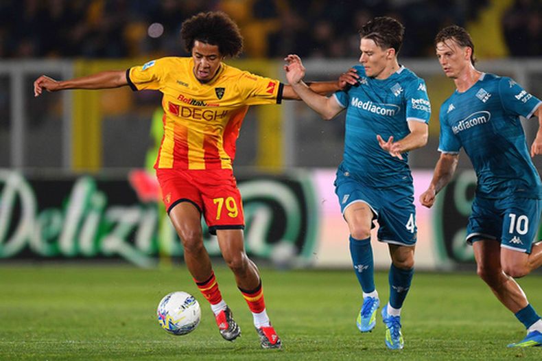 Oumar Ngom (izquierda) de Lecce y Nicolò Fagioli (centro) de Fiorentina pugnan por el balón en el partido de la Serie A, el lunes 20 de abril de 2026, en Lecce. (Giovanni Evangelista/LaPresse vía AP)