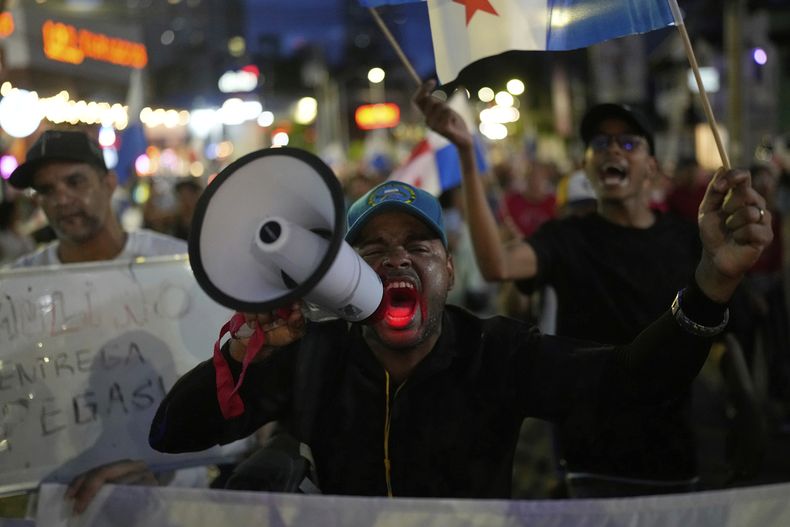 ARCHIVO - Personas protestando contra la decisión del gobierno panameño de firmar un acuerdo de entendimiento con Estados Unidos que los manifestantes consideran como una pérdida de soberanía, en Ciudad de Panamá, el 29 de abril de 2025. (AP Foto/Matías Delacroix, Archivo)