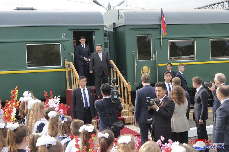 En esta imagen, distribuida por el gobierno de Corea del Norte, el líder norcoreano, Kim Jong Un (centro), baja de su tren en Artyom, cerca de Vladivostok, en el extremo oriental de Rusia, el 16 de septiembre de 2023. (Agencia Central de Noticias de Corea/Korea News Service vía AP)