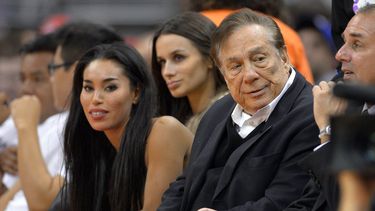 americateve | El due&ntilde;o de los Clippers, Donald Sterling, segundo desde la derecha, acude a un partido de los Clippers contra los Kings el 25 de octubre de 2013. Sterling fue suspendido de por vida de la NBA y multado 2,5 millones de d&oacute;lares por comentario