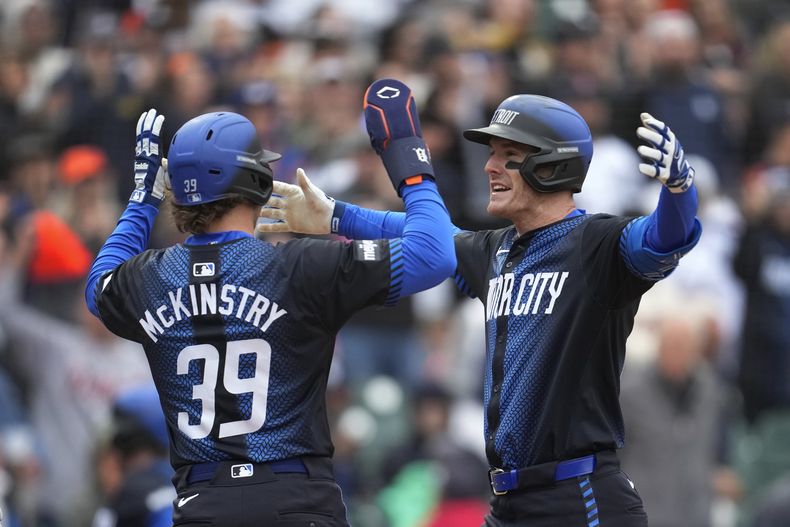 El jardinero de los Tigres de Detroit, Mark Canha, celebra su grand slam con Zach McKinstry (39) contra los Astros de Houston en la segunda entrada del juego de béisbol, el sábado 11 de mayo de 2024, en Detroit. (AP Foto/Paul Sancya)