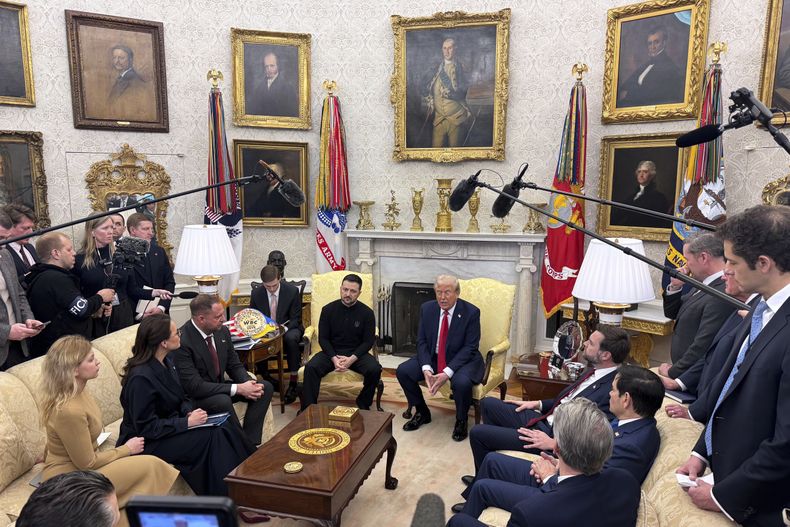 El presidente de Estados Unidos, Donald Trump (centro, derecha), se reúne con su homólogo ucraniano, Volodymyr Zelenskyy, en el Despacho Oval de la Casa Blanca, el 28 de febrero de 2025, en Washington. (AP Foto/ Mystyslav Chernov)