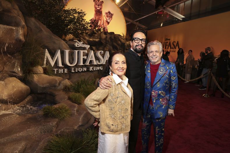 Luz Towns-Miranda, Lin-Manuel Miranda y Luis A. Miranda Jr asisten al estreno de Mufasa, El Rey León el lunes 9 de diciembre de 2024 en el Teatro Dolby de Los Ángeles. (Alex J. Berliner/ABImages) vía AP Images