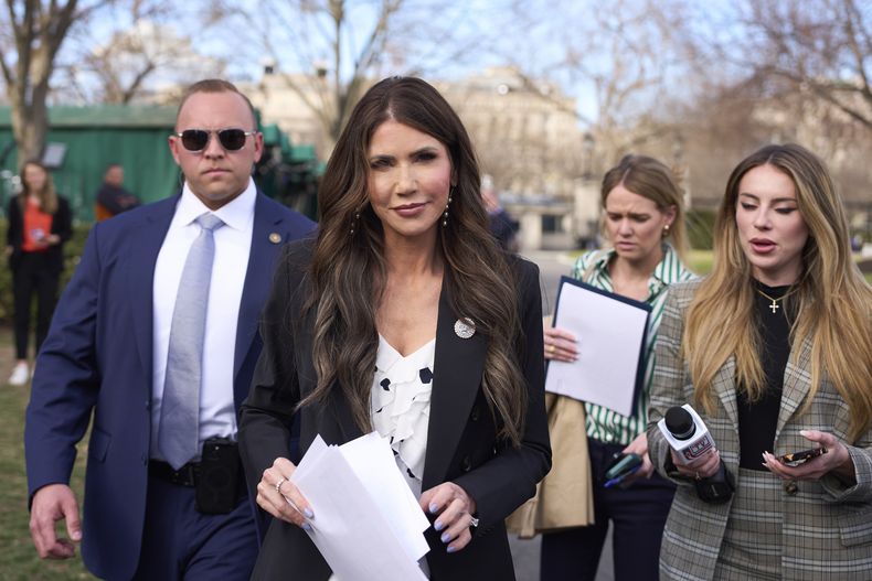 La secretaria de Seguridad Nacional Kristi Noem camina frente a los periodistas en la Casa Blanca, el lunes 10 de marzo de 2025, en Washington. (AP Foto/Alex Brandon)