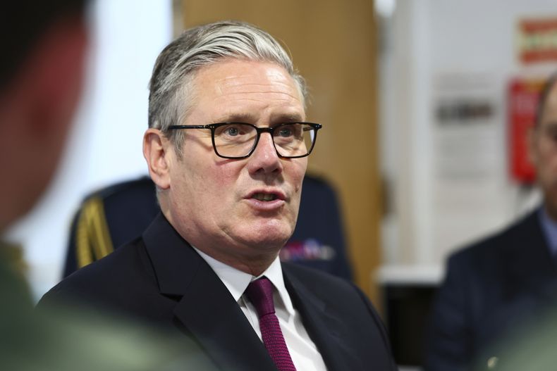 El primer ministro británico Keir Starmer hablando con pilotos en RAF Valley, Anglesey, Gales del Norte, el 27 de junio del 2025. (Paul Currie/Pool via AP)
