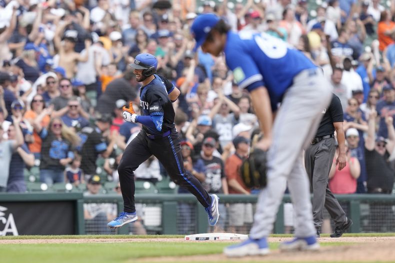 Matt Vierling, de los Tigres de Detroit, recorre las bases, mientras que el lanzador de los Azueljos de Toronto, Jordan Romano se inclina sobre el montículo luego de un jonrón de 3 carreras durante la novena entrada del juego de béisbol, el domingo 26 de mayo de 2024, en Detroit. (AP Foto/Carlos Osorio)