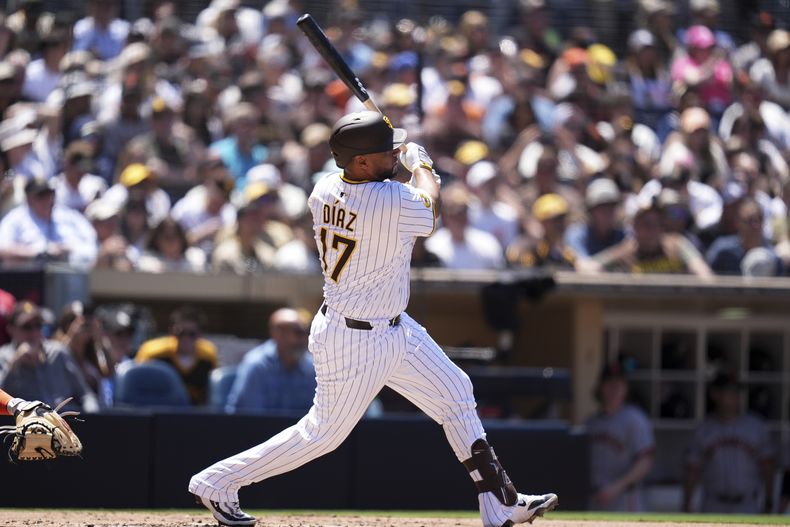 El venezolano Elías Díaz conecta un jonrón en el juego ante los Gigantes de San Francisco, el miércoles 30 de abril de 2025 (AP Foto/Gregory Bull)
