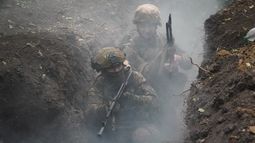 Soldados ucranianos durante unos ejercicios de entrenamiento en un sitio no divulgado en la región de Járkiv, Ucrania, el lunes 22 de julio de 2024. (AP Foto/Andrii Marienko)