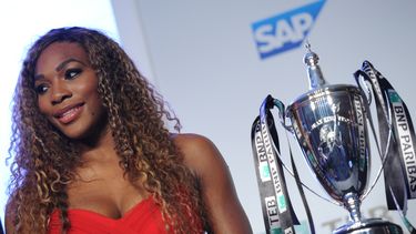 americateve | Serena Williams posa con el trofeo del Campeonato de la WTA en Estambul, Turqu&iacute;a, el domingo 20 de octubre de 2013. (AP Foto)