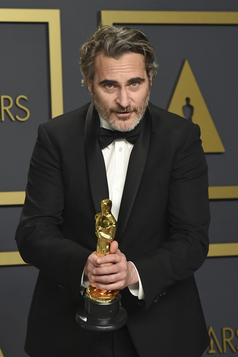 ARCHIVO - Joaquin Phoenix con su premio a mejor actor por Joker, posa en la sala de prensa de los Oscar el domingo 9 de febrero de 2020 en el Teatro Dolby de Los Ángeles. (Foto Jordan Strauss/Invision/AP, archivo)