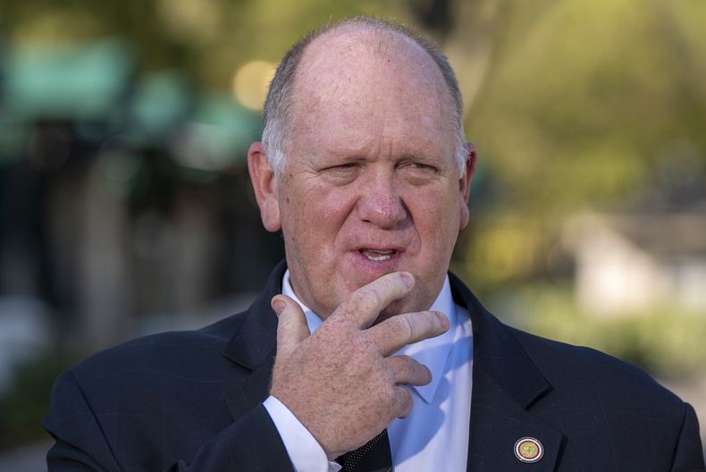 El zar fronterizo de la Casa Blanca, Tom Homan, habla con los reporteros en la Casa Blanca, el lunes 8 de septiembre de 2025, en Washington. (AP Foto/Alex Brandon)