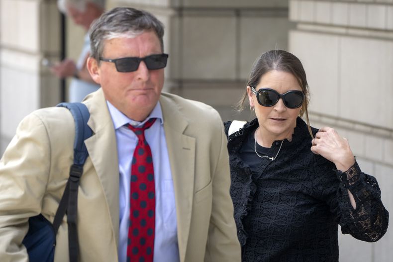 Kellye SoRelle, exabogada general de los Oath Keepers, derecha, y su abogado, Horatio Aldredge, salen del tribunal federal en Washington, el miércoles 21 de agosto de 2024. (AP Foto/Mark Schiefelbein)