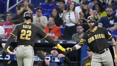 El dominicano Juan Soto, de los Padres de San Diego, es felicitado por su compañero Austin Nola, tras anotar ante los Marlins de Miami el martes 30 de mayo de 2023 (AP Foto/Wilfredo Lee)