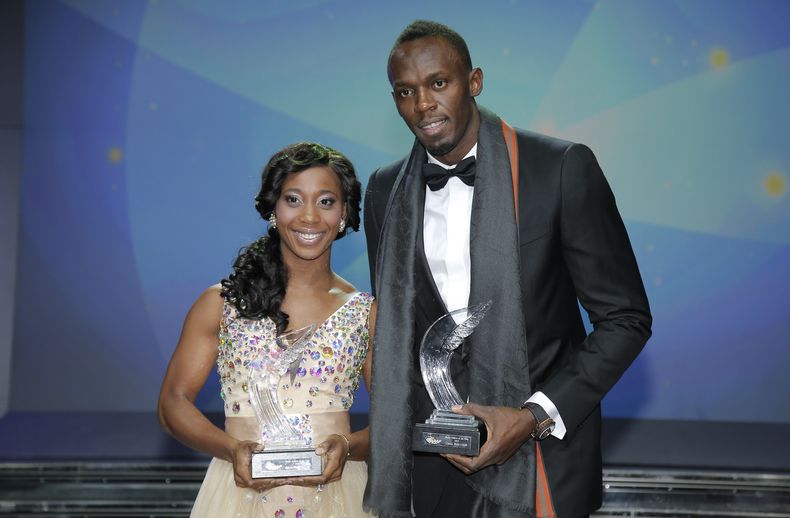 El velocista jamaiquino Usain Bolt, derecha, y su compatriota Shelly-Ann Fraser-Pryce posan tras recibir los premios a los atletas del a&ntilde;o el s&aacute;bado, 16 de noviembre de 2013, en M&oacute;naco. (AP Photo/Lionel Cironneau)