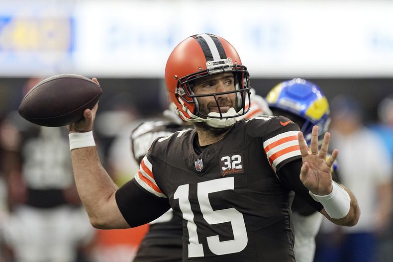 El quarterback de los Browns de Cleveland Joe Flacco lanza un pase en la primera mitad del partido ante los Rams de Los Ángeles, el domingo 3 de diciembre de 2023, en Inglewood, California. (AP Foto/Mark J. Terrill)