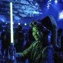 ARCHIVO - Una aficionada de Star Wars posa para una fotografía durante una convención de aficionados llamada Celebración de Star Wars en Japón, el viernes 18 de abril de 2025, en Chiba, cerca de Tokio. (AP Foto/Hiro Komae, archivo)