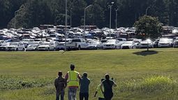 Varios alumnos son evacuados hacia el estadio de fútbol americano luego de un tiroteo en la secundaria Apalachee, el miércoles 4 de septiembre de 2024, en Winder, Georgia. (Erin Clark vía AP)