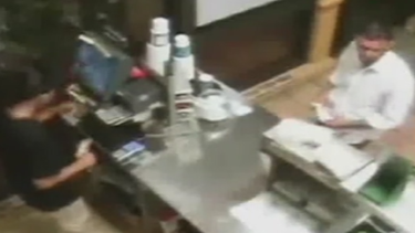 americateve | Un cliente de un restaurante Subway empezó quejándose del precio de las galletitas de chocolate y terminó llevándose un puñado de billetes de la caja registradora. Todo quedó captado por un video de seguridad. Daniel Benítez con las imágenes