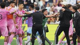 El uruguayo Luis Suárez (3ro de izquierda a derecha), se enfrenta a jugadores y cuerpo técnico de los Sounders de Seattle, tras la final de la Leagues Cup, el domingo 31 de agosto de 2025 (AP Foto/Lindsey Wasson)