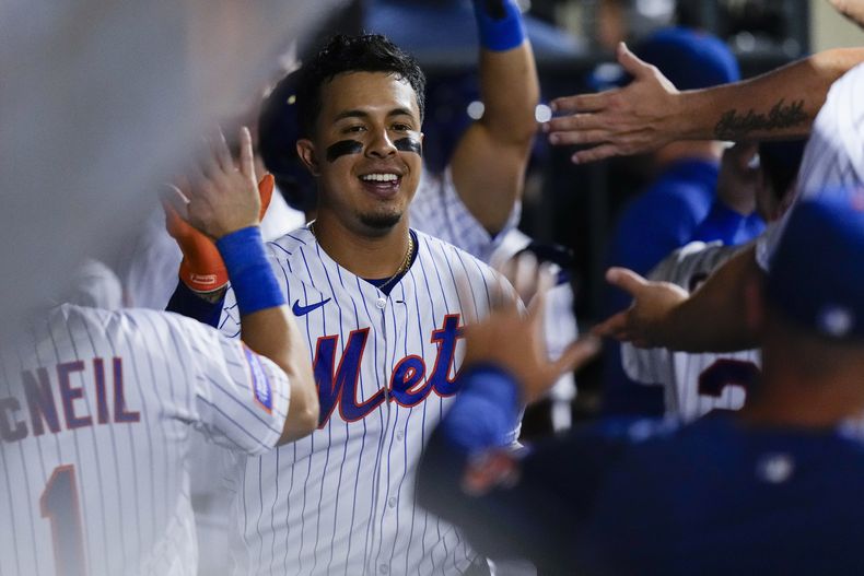 Mark Vientos, de los Mets de Nueva York, festeja en la cueva luego de batear un jonrón de dos carreras en el juego del miércoles 13 de septiembre de 2023, ante los Diamondbacks de Arizona (AP Foto/Frank Franklin II)