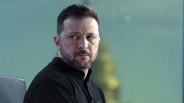 El presidente de Ucrania, Volodymyr Zelenskyy, hace una pausa en una entrevista con Bret Baier durante la grabación de un programa especial con la televisora FOX News Channel, en Washington, el 28 de febrero de 2025. (AP Foto/José Luis Magana)