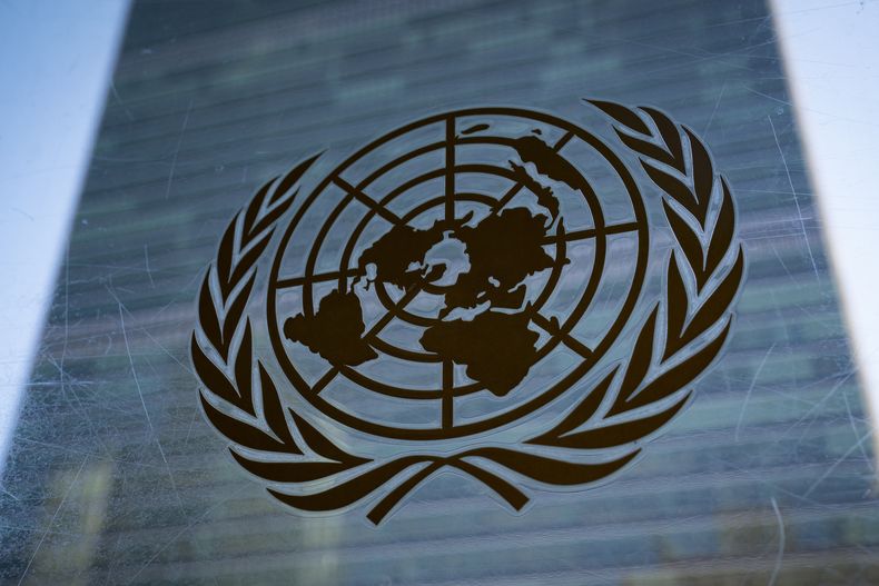 ARCHIVO - El símbolo de Naciones Unidas se exhibe afuera del Edificio de la Secretaría de la ONU, el 28 de febrero de 2022, en la sede de Naciones Unidas. (AP Foto/John Minchillo, archivo)